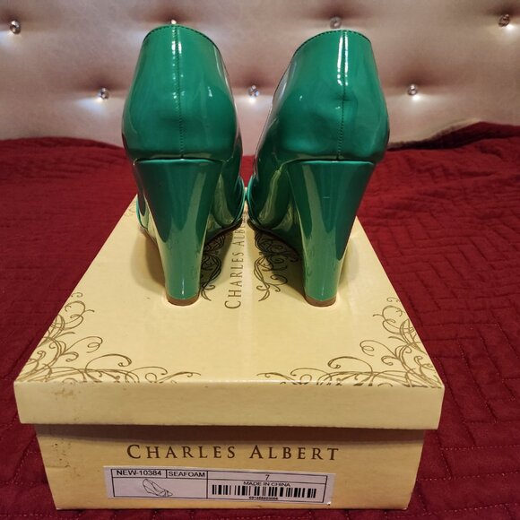 Women's size 7 Green Patent Wedges - Picture 3 of 4